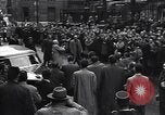Standbild Charlie Chaplin und Oona O'Neill Paris Frankreich, 1951, aus Sekunde 30 historischem Filmmaterial Videoclip 65675035796