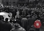 Standbild Charlie Chaplin und Oona O'Neill Paris Frankreich, 1951, aus Sekunde 32 historischem Filmmaterial Videoclip 65675035796