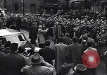 Standbild Charlie Chaplin und Oona O'Neill Paris Frankreich, 1951, aus Sekunde 33 historischem Filmmaterial Videoclip 65675035796