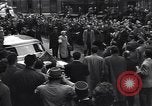 Standbild Charlie Chaplin und Oona O'Neill Paris Frankreich, 1951, aus Sekunde 34 historischem Filmmaterial Videoclip 65675035796