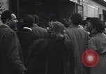 Standbild Charlie Chaplin und Oona O'Neill Paris Frankreich, 1951, aus Sekunde 54 historischem Filmmaterial Videoclip 65675035796