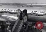 Immagine di Leader politico discende da un piano United States USA, 1951, secondo 14 filmato di repertorio 65675035804