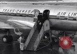 Immagine di Leader politico discende da un piano United States USA, 1951, secondo 20 filmato di repertorio 65675035804