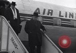 Immagine di Leader politico discende da un piano United States USA, 1951, secondo 22 filmato di repertorio 65675035804