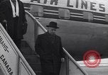 Immagine di Leader politico discende da un piano United States USA, 1951, secondo 24 filmato di repertorio 65675035804