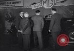 Immagine di Gruppo capitano Douglas Bader al motor show London Inghilterra England, 1951, secondo 3 filmato di repertorio 65675035808