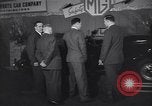 Immagine di Gruppo capitano Douglas Bader al motor show London Inghilterra England, 1951, secondo 4 filmato di repertorio 65675035808