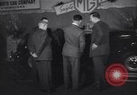 Immagine di Gruppo capitano Douglas Bader al motor show London Inghilterra England, 1951, secondo 6 filmato di repertorio 65675035808