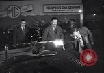 Immagine di Gruppo capitano Douglas Bader al motor show London Inghilterra England, 1951, secondo 9 filmato di repertorio 65675035808