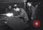 Immagine di Gruppo capitano Douglas Bader al motor show London Inghilterra England, 1951, secondo 13 filmato di repertorio 65675035808