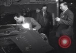 Immagine di Gruppo capitano Douglas Bader al motor show London Inghilterra England, 1951, secondo 14 filmato di repertorio 65675035808