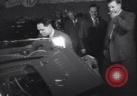 Immagine di Gruppo capitano Douglas Bader al motor show London Inghilterra England, 1951, secondo 15 filmato di repertorio 65675035808