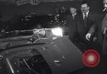 Immagine di Gruppo capitano Douglas Bader al motor show London Inghilterra England, 1951, secondo 16 filmato di repertorio 65675035808