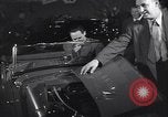 Immagine di Gruppo capitano Douglas Bader al motor show London Inghilterra England, 1951, secondo 18 filmato di repertorio 65675035808