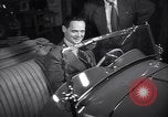 Immagine di Gruppo capitano Douglas Bader al motor show London Inghilterra England, 1951, secondo 25 filmato di repertorio 65675035808