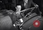Immagine di Gruppo capitano Douglas Bader al motor show London Inghilterra England, 1951, secondo 26 filmato di repertorio 65675035808