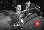 Immagine di Gruppo capitano Douglas Bader al motor show London Inghilterra England, 1951, secondo 27 filmato di repertorio 65675035808