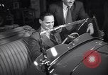 Immagine di Gruppo capitano Douglas Bader al motor show London Inghilterra England, 1951, secondo 28 filmato di repertorio 65675035808