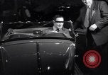 Immagine di Gruppo capitano Douglas Bader al motor show London Inghilterra England, 1951, secondo 30 filmato di repertorio 65675035808