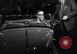 Immagine di Gruppo capitano Douglas Bader al motor show London Inghilterra England, 1951, secondo 31 filmato di repertorio 65675035808