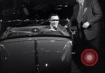 Immagine di Gruppo capitano Douglas Bader al motor show London Inghilterra England, 1951, secondo 32 filmato di repertorio 65675035808