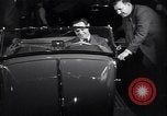 Immagine di Gruppo capitano Douglas Bader al motor show London Inghilterra England, 1951, secondo 33 filmato di repertorio 65675035808