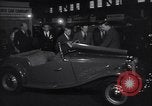Immagine di Gruppo capitano Douglas Bader al motor show London Inghilterra England, 1951, secondo 36 filmato di repertorio 65675035808
