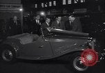 Immagine di Gruppo capitano Douglas Bader al motor show London Inghilterra England, 1951, secondo 37 filmato di repertorio 65675035808