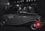 Immagine di Gruppo capitano Douglas Bader al motor show London Inghilterra England, 1951, secondo 38 filmato di repertorio 65675035808