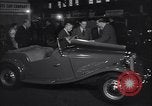 Immagine di Gruppo capitano Douglas Bader al motor show London Inghilterra England, 1951, secondo 39 filmato di repertorio 65675035808