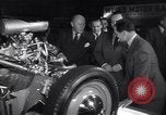 Immagine di Gruppo capitano Douglas Bader al motor show London Inghilterra England, 1951, secondo 50 filmato di repertorio 65675035808