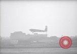 Immagine di Il sindaco di New York F H LaGuardia prende un volo United States USA, 1937, secondo 39 filmato di repertorio 65675035816