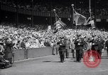 Image maire LaGuardia de New York inaugure un match de baseball Bronx New York City USA, 1937, de la seconde 3 séquences d'archives historiques vidéo 65675035826