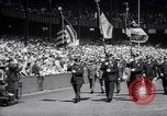 Image maire LaGuardia de New York inaugure un match de baseball Bronx New York City USA, 1937, de la seconde 5 séquences d'archives historiques vidéo 65675035826