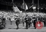 Image maire LaGuardia de New York inaugure un match de baseball Bronx New York City USA, 1937, de la seconde 6 séquences d'archives historiques vidéo 65675035826