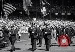 Image maire LaGuardia de New York inaugure un match de baseball Bronx New York City USA, 1937, de la seconde 8 séquences d'archives historiques vidéo 65675035826