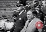 Image maire LaGuardia de New York inaugure un match de baseball Bronx New York City USA, 1937, de la seconde 9 séquences d'archives historiques vidéo 65675035826