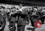 Image maire LaGuardia de New York inaugure un match de baseball Bronx New York City USA, 1937, de la seconde 11 séquences d'archives historiques vidéo 65675035826