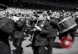 Image maire LaGuardia de New York inaugure un match de baseball Bronx New York City USA, 1937, de la seconde 12 séquences d'archives historiques vidéo 65675035826