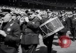 Image maire LaGuardia de New York inaugure un match de baseball Bronx New York City USA, 1937, de la seconde 13 séquences d'archives historiques vidéo 65675035826