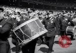 Image maire LaGuardia de New York inaugure un match de baseball Bronx New York City USA, 1937, de la seconde 14 séquences d'archives historiques vidéo 65675035826