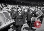 Image maire LaGuardia de New York inaugure un match de baseball Bronx New York City USA, 1937, de la seconde 15 séquences d'archives historiques vidéo 65675035826