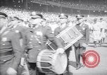 Image maire LaGuardia de New York inaugure un match de baseball Bronx New York City USA, 1937, de la seconde 16 séquences d'archives historiques vidéo 65675035826