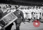 Image maire LaGuardia de New York inaugure un match de baseball Bronx New York City USA, 1937, de la seconde 17 séquences d'archives historiques vidéo 65675035826