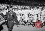 Image maire LaGuardia de New York inaugure un match de baseball Bronx New York City USA, 1937, de la seconde 18 séquences d'archives historiques vidéo 65675035826