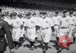 Image maire LaGuardia de New York inaugure un match de baseball Bronx New York City USA, 1937, de la seconde 19 séquences d'archives historiques vidéo 65675035826