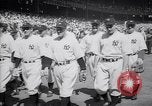 Image maire LaGuardia de New York inaugure un match de baseball Bronx New York City USA, 1937, de la seconde 20 séquences d'archives historiques vidéo 65675035826