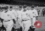 Image maire LaGuardia de New York inaugure un match de baseball Bronx New York City USA, 1937, de la seconde 21 séquences d'archives historiques vidéo 65675035826