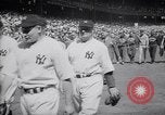 Image maire LaGuardia de New York inaugure un match de baseball Bronx New York City USA, 1937, de la seconde 22 séquences d'archives historiques vidéo 65675035826