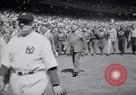Image maire LaGuardia de New York inaugure un match de baseball Bronx New York City USA, 1937, de la seconde 23 séquences d'archives historiques vidéo 65675035826